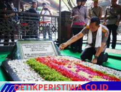 Jelang Hari Bhayangkara Ke 80, Kapolri Ziarah ke Makam Gus Dur