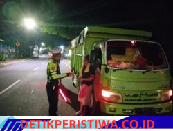Cegah Parkir Sembarangan, Unit Turjagwali Polres Karangasem Intensifkan Blue Light Patrol Berikan Himbauan kepada Sopir Truk