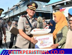 Menyapa Pesisir, Polres Aceh Timur Serahkan Bansos bagi Nelayan pada Hari Bhayangkara Ke-80