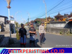 Pastikan Kegiatan Berjalan Lancar, Bhabinkamtibmas Desa Tangkup Bersama Pecalang Berikan Pengamanan Upacara Adat Nyenuk dan Mepeed