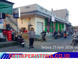Pastikan Kelancaran Arus Lalulintas, Personel Polsek Sidemen Lakukan Gatur Lalin di Pasar Desa Adat Tabola