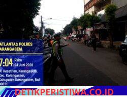 Prioritaskan Keselamatan Pejalan Kaki, Personel Lantas Karangasem Bantu Sebrangkan Masyarakat di Depan Pasar Ksatrian Amlapura