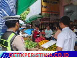 Ciptakan Kondusivitas Situasi Kamtibmas Jelang Hari Raya Kuningan, Personil Polsek Rendang Gelar Patroli Pantau Situasi Pasar Menanga