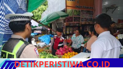 Ciptakan Kondusivitas Situasi Kamtibmas Jelang Hari Raya Kuningan, Personil Polsek Rendang Gelar Patroli Pantau Situasi Pasar Menanga
