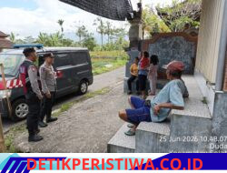 Perkuat Sinergi dalam Menjaga Kamtibmas, Personil Polsek Selat Rutin Lakukan Patroli Dialogis