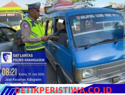 Jaga Ketertiban dan Tekan Angka Lakalantas, Personil Sat Lantas Polres Karangasem Berikan Himbauan Melalui Pembagian Brosur 
