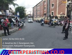 Jelang Hari Raya Kuningan, Personel Sat Samapta Polres Karangasem Intensifkan Pengamanan di Pasar Barat Amlapura 