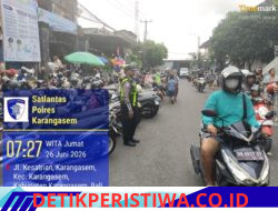 Utamakan Pejalan Kaki di Hari Penampahan Kuningan, Sat Lantas Bantu Sebrangkan Pejalan Kaki di Pasar Kesatriaan Amlapura