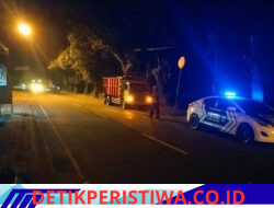 Cegah Lakalantas, Unit Turjagwali Polres Karangasem Lakukan Gelar Blue Light Patrol Berikan Himbauan Tidak Parkir Truk Sembarangan 