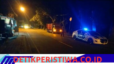 Cegah Lakalantas, Unit Turjagwali Polres Karangasem Lakukan Gelar Blue Light Patrol Berikan Himbauan Tidak Parkir Truk Sembarangan 
