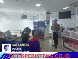 Personil Lantas Pemandu Berikan Layanan Humanis, kepada Setiap Pemohon SIM di Satpas Polres Karangasem