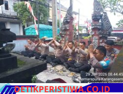 Tingkatkan Ketakwaan, Personel Polsek Sidemen Laksanakan Persembahyangan Bersama pada Rahina Purnama