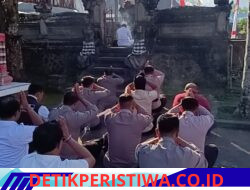 Perkuat Ketakwaan Spiritual, Personil Polsek Rendang Melaksanakan Persembahyangan Bersama Hari Raya Purnama Kasa di Pura Padmasana