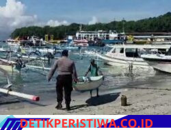 Bentuk Perhatian Satuan Polairud Polres Karangasem, Bantu Nelayan Angkat Perahu di Pesisir Pantai Padangbai
