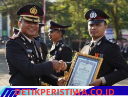 Dimomen Hari Bhayangkara ke-80, Kapolres Karangasem Berikan Penghargaan kepada Personel Berprestasi