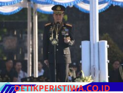 Seusai Pimpin Upacara Hari Bhayangkara Ke-80, Kapolda Bali Serahkan Potongan  Tumpeng Pertama Secara Simbolis kepada Gubernur Bali