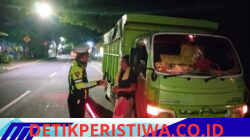 Melalui Giat Blue Light Patrol, Unit Turjagwali Polres Karangasem  Berikan Himbauan Tidak Parkir Truk Sembarangan 