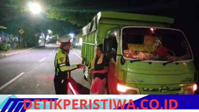 Melalui Giat Blue Light Patrol, Unit Turjagwali Polres Karangasem  Berikan Himbauan Tidak Parkir Truk Sembarangan 