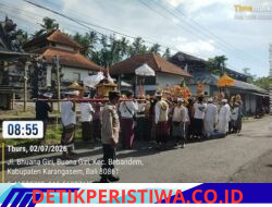 Pastikan Prosesi Upacara Penyineban Odalan Berjalan Lancar, Personil Polsek Bebandem Amankan Kawasan di Pura Dadya Batur Linggasana