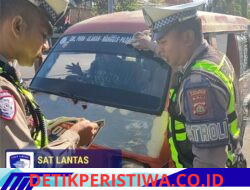 Tekan Angka Laka Lantas, Sat Lantas Polres Karangasem Bagikan Brosur dan Stiker Keselamatan dalam Berkendara
