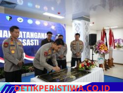 Rutinitas Sat Lantas Lakukan Gatur Lalin Pos 3 Patung Salak Jasri, Bantu Sebrangkan Pejalan Kaki 