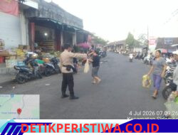 Berikan Rasa Aman saat Masyarakat Beraktivitas di Pasar Tabola, Personil Polsek Sidemen Atur Arus Lalu Lintas  