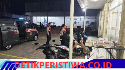 Tekan Angka Aksi Kriminalitas, Personil Polsek Selat Intensifkan Giat Blue Light Patrol di Kawasan Pertokoan