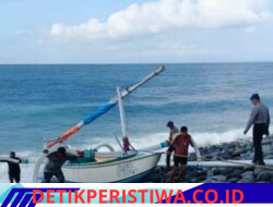 Dengan Sepenuh Hati, Satuan Polairud Bantu Nelayan Menarik Jukung ke Daratan