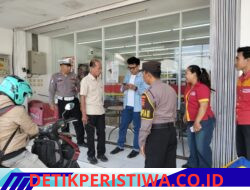 Dompet Ketinggalan Diamankan Karyawan Alfamart, Polres Jembrana Kembalikan Dompet Berisi Rp. 30 Juta kepada Pemilik