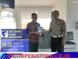 Dengan Santun Personil Unit Regident Satuan Lalu Lintas Polres Karangasem, Serahan SIM kepada Pemohon SIM 