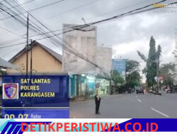 Cegah Kemacetan dan Lakalantas, Personel Sat Lantas Polres Karangasem mengintensifkan Gatur Lalin di Simpang 3 Pesagi