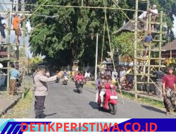 Pastikan Kegiatan Berjalan Lancar, Bhabinkamtibmas Desa Lokasari Amankan Kegiatan Pemasangan Gapura Upacara Ngusaba Desa