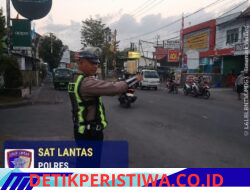 Rutinitas Anggota Sat Lantas Polres Karangasem Lakukan Gatur Pagi, di Simpang Tiga BTN Taman Asri Karangasem