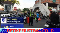Utamakan Keselamatan Pejalan Kaki, Personel Lantas Karangasem Bantu Sebrangkan Warga Menuju Pasar Ksatrian, Amlapura