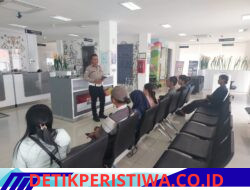 Kanit Regident Polres Karangasem Sosialisasikan Leafleat Tentang Penggolongan SIM C, kepada Masyarakat Pemohon SIM