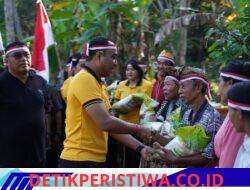 Seusai Tanam Pohon, Kapolres Karangasem Turun Langsung  Bagikan Beras untuk Warga Kurang Mampu