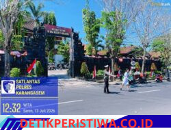Utamakan Keselamatan Pelajar, Satlantas Polres Karangasem Bantu Sebrangkan Siswa Siswi SMA N 1 Amlapura