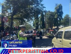 Pastikan Keselamatan di Lingkungan Sekolah, Anggota Lantas Polres Karangasem Bantu Sebrangkan Siswa Siswi SMPN 2 Amlapura