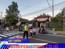 Utamakan Keselamatan Kalangan Pelajar, Personil Lantas Bantu Sebrangkan Siswa SiswiSD Negeri 1 Subagan