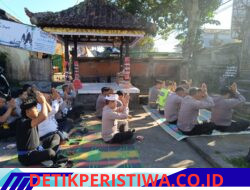 Wujud Syukur Atas Wara Nugraha Sang Hyang Widhi Wasa, Personil Polsek Rendang Melaksanakan Persembahyangan Hari Raya Tilem Sasih Kasa di Pura Padmasana