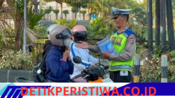 Tingkatkan Kesadaran dalam Berlalu Lintas, Satlantas Polres Jembrana Sosialisasikan Tertib Berlalulintas Melalui Pembagian Brosur
