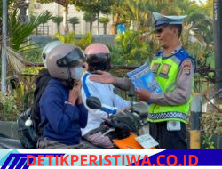 Tingkatkan Kesadaran dalam Berlalu Lintas, Satlantas Polres Jembrana Sosialisasikan Tertib Berlalulintas Melalui Pembagian Brosur
