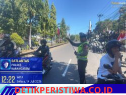 Utamakan Keselamatan Kalangan Pelajar, Anggota Lantas Polres Karangasem Bantu Sebrangkan Siswa Siswi SMP N 2 Amlapura
