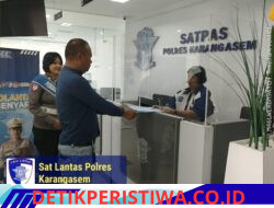 Tingkatkan Mutu Pelayanan, Dengan Santun Personil Unit Regident Satuan Lalu Lintas Polres Karangasem Serahkan SIM kepada Pemohon