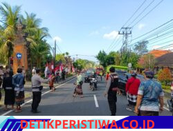 Personil Polsek Sidemen Berikan Pengawalan dan Pengamanan, Saat Warga Menyampaikan Aspirasi ke Kantor DPRD Kab. Karangasem
