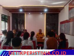 Bhabinkamtibmas Polsek Sidemen Dampingi Penerimaan Mahasiswa KKN Universitas Udayana, di Kantor Perbeke Desa Sangkan Gunung