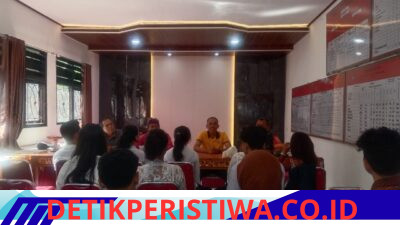 Bhabinkamtibmas Polsek Sidemen Dampingi Penerimaan Mahasiswa KKN Universitas Udayana, di Kantor Perbeke Desa Sangkan Gunung
