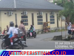 Personel Polsek Kota Juang Sigap Atur Lalu Lintas, Bantu Pelajar Menyeberang Demi Keselamatan