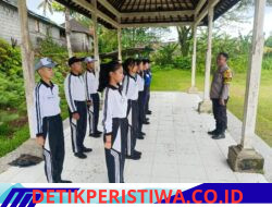 Jelang  Pelaksanaan Upacara Peringatan HUT ke-81, Personel Polsek Sidemen Berikan Pelatihan kepada Calon Pasukan Pengibar Bendera Tingkat Kecamatan