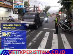 Polisi Sahabat Anak, Anggota Lantas Polres Karangasem Bantu Sebrangkan Siswa Siswi SD Negeri 4 Subagan